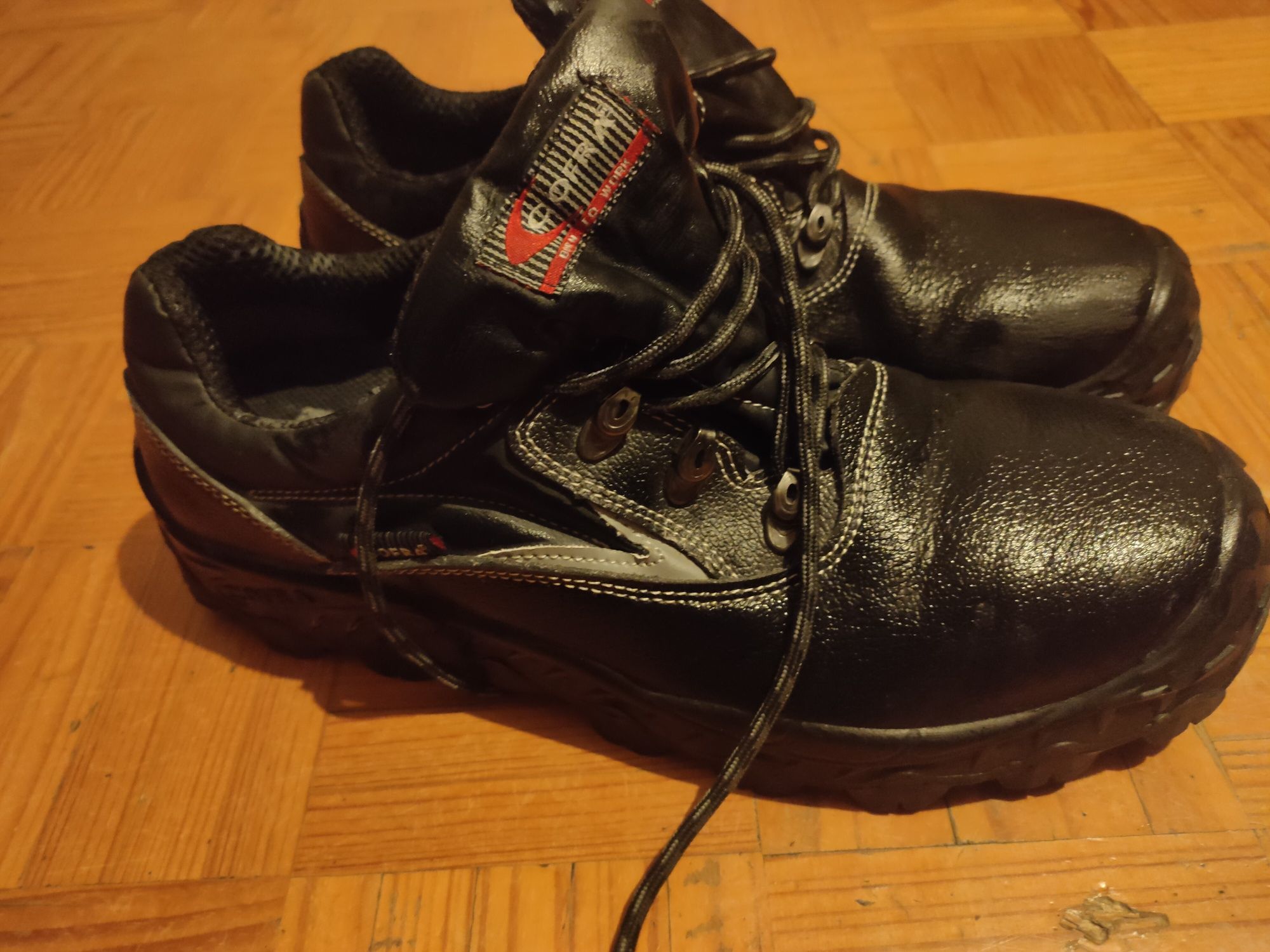 Sapatos para trabalho Cofra