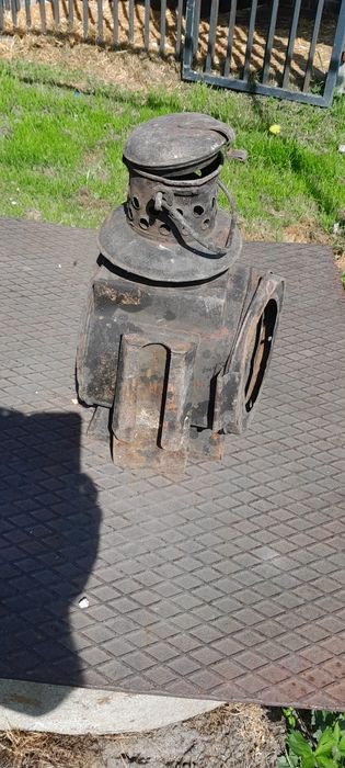 Duża lampa kolejowa bardzo stara