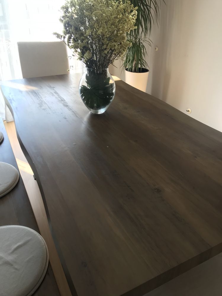 Mesa de jantar 0,90 x 1,80m com 2 bancos e cadeiras conforme foto.