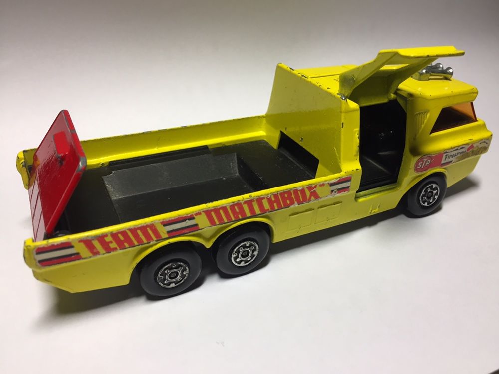 Racing car transporter Matchbox Superkings