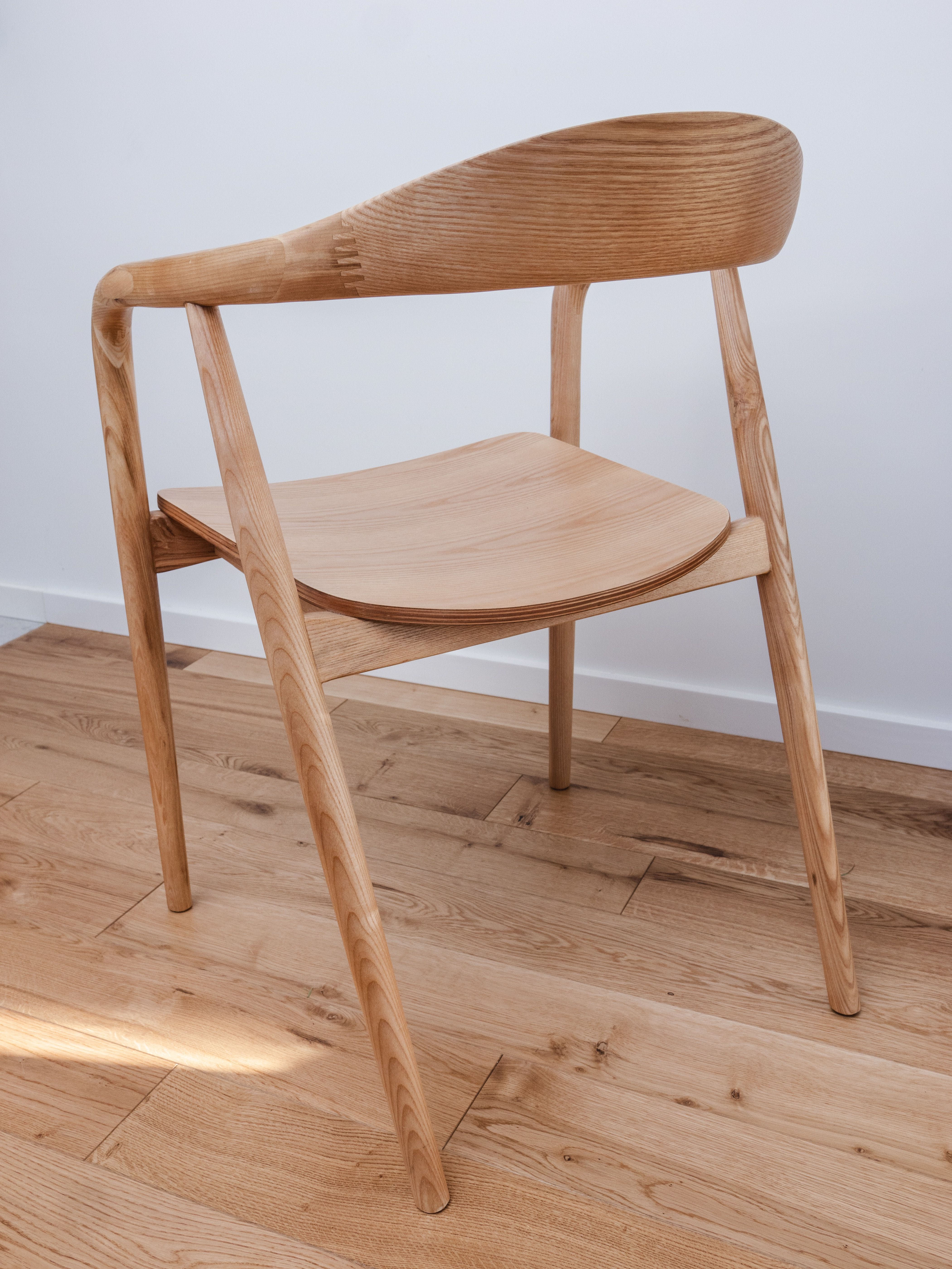 Krzesło z podłokietnikami z drewna Angelina