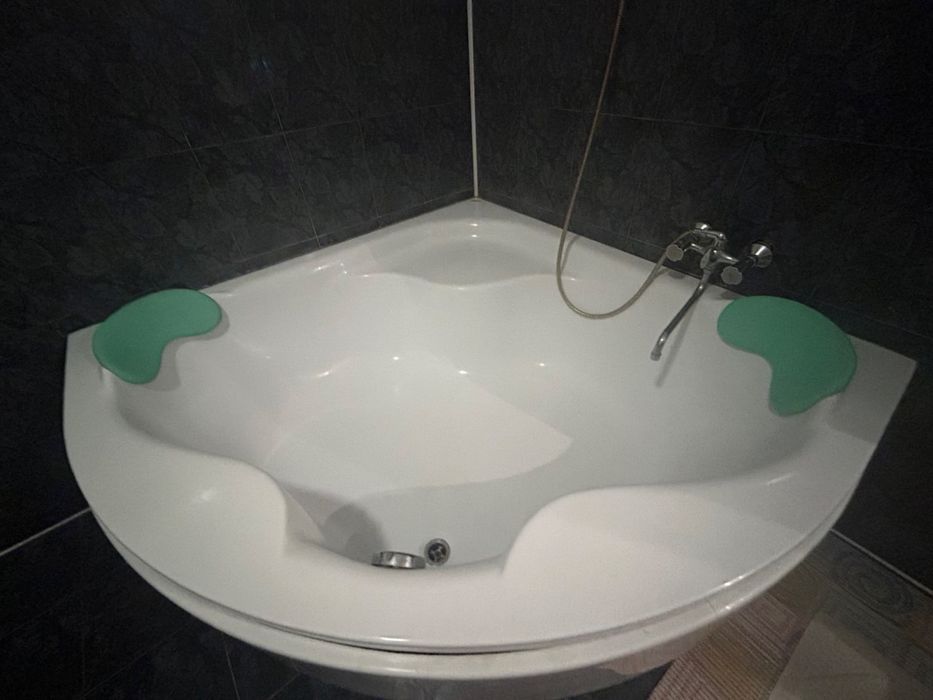 Кутова ванна в гарному стані