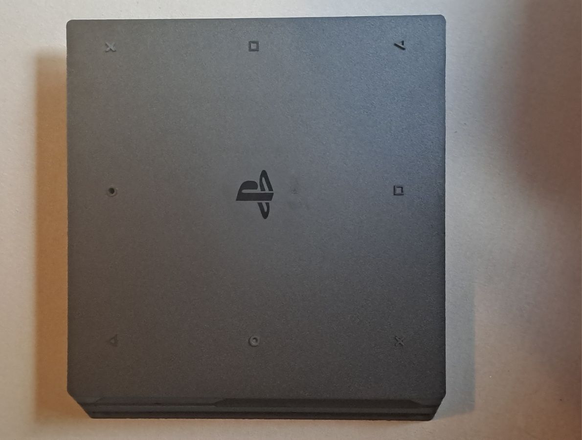 PS4 PRO wersja 11.50 z 2 padami, kablami i grami