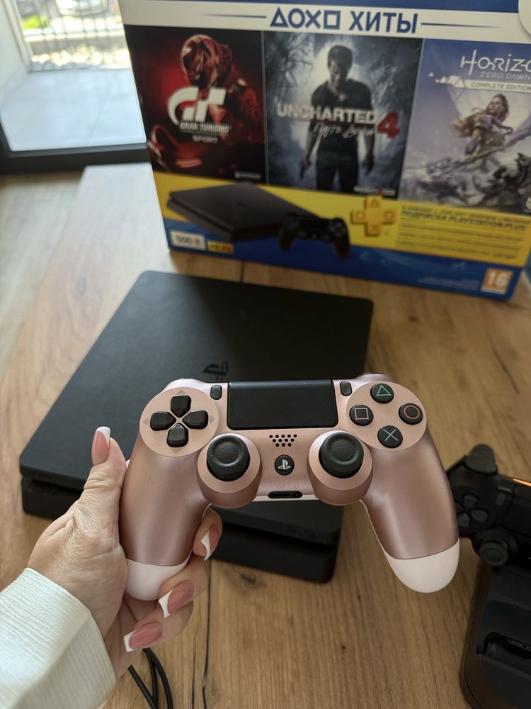 Playsation 4 плюс дополнительный джойстик и зарядная станция