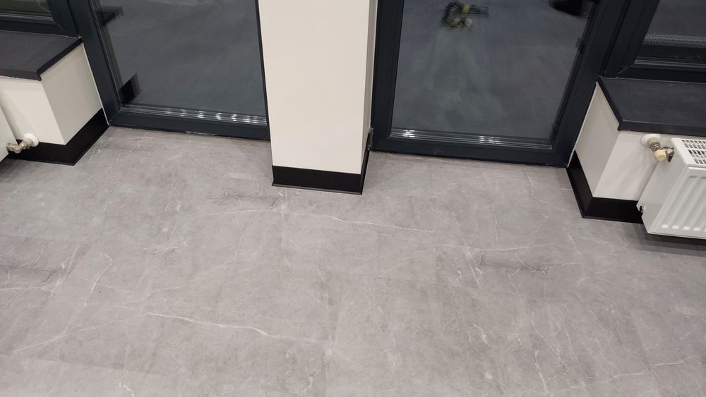 Монтаж  плинтуса,ламината