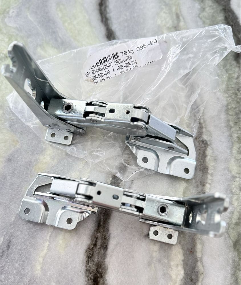 Комплект петель для холодильника LIEBHERR  7040095-00