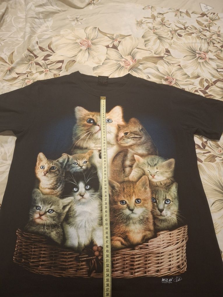 Красивая футболка с котиками.