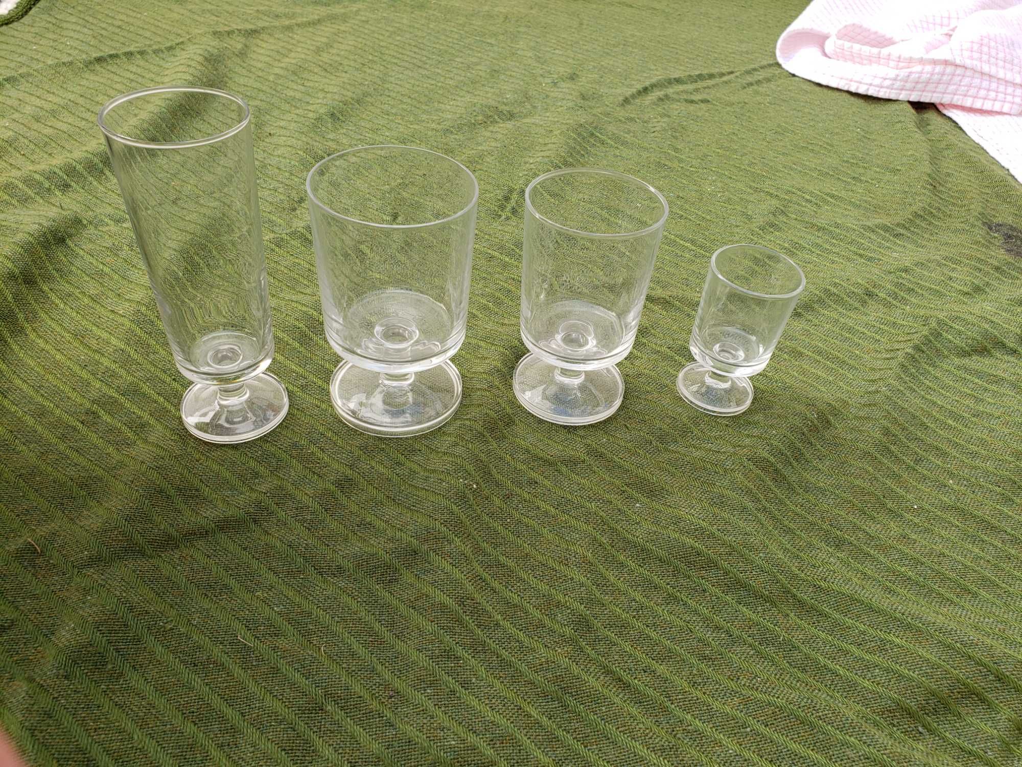 Conjunto de Cálices transparentes com pé de vários tamanhos e formas