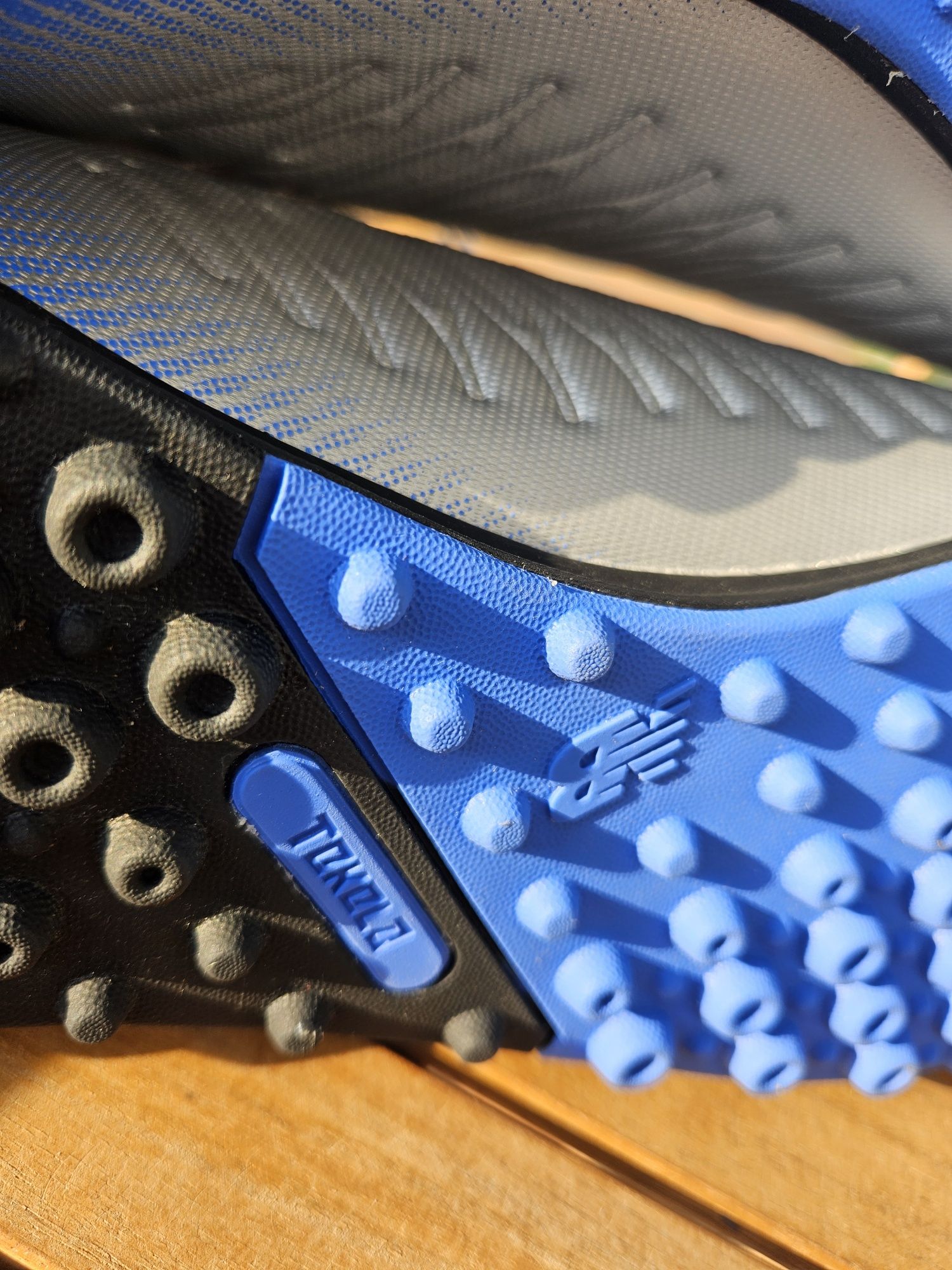 NOWE Buty piłkarskie turfy New Balance Tekela v4 srebrne