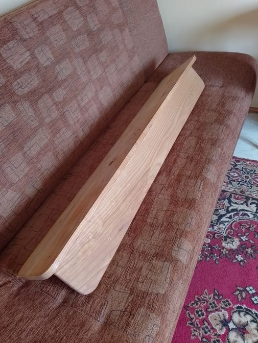 Półka drewniana jesionowa z haczykami na medale