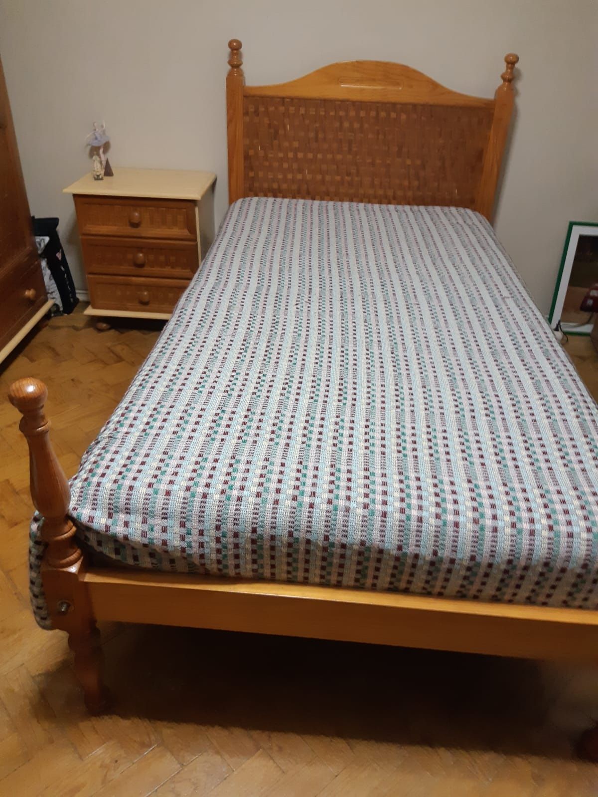 Vendo cama de corpo e meio com colchão