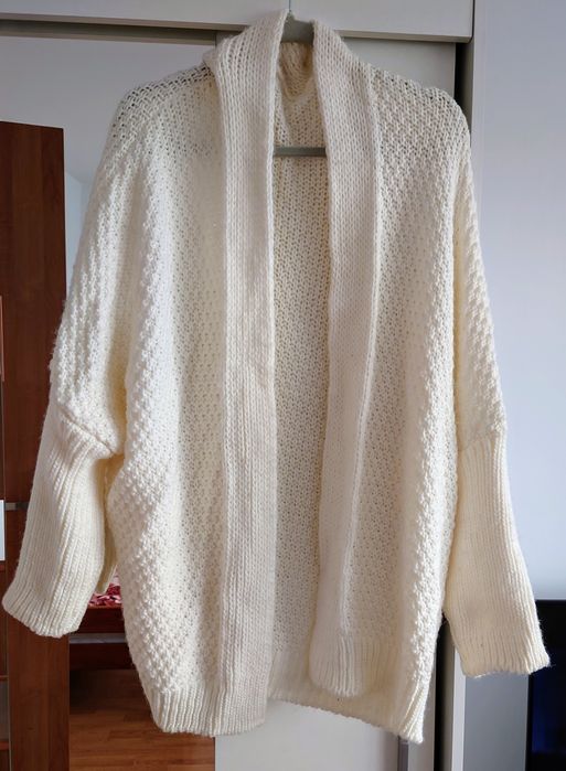 Biały sweter wiosenny