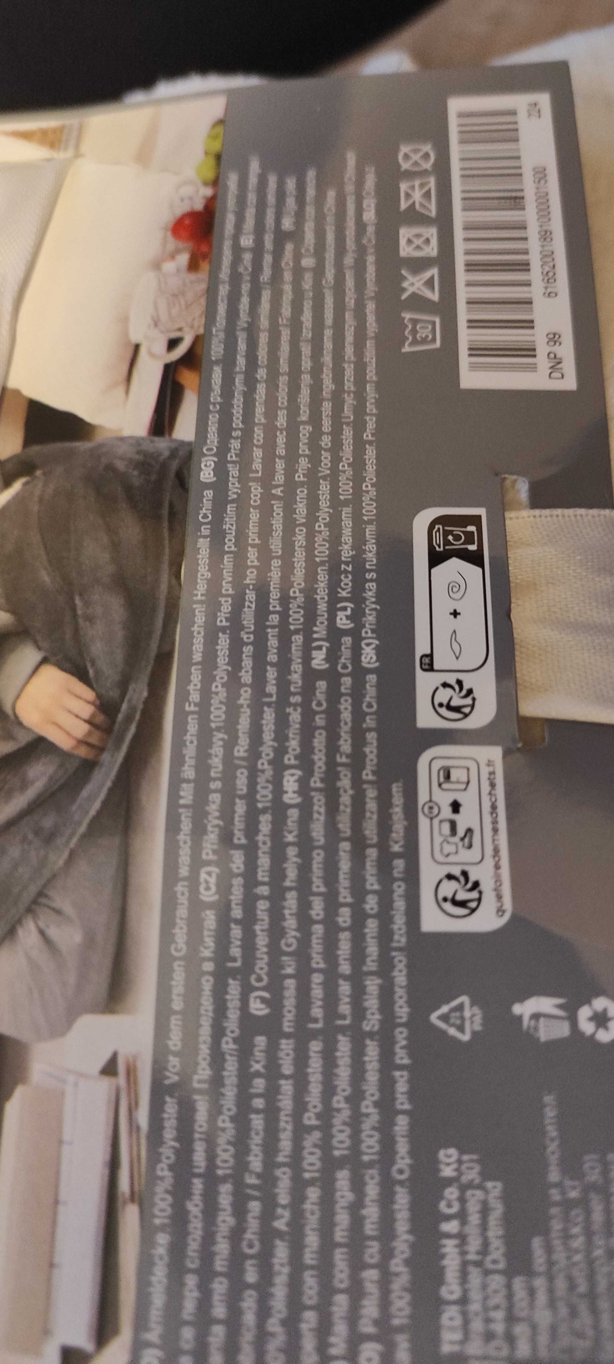 Koc z rękawami i kapturem
