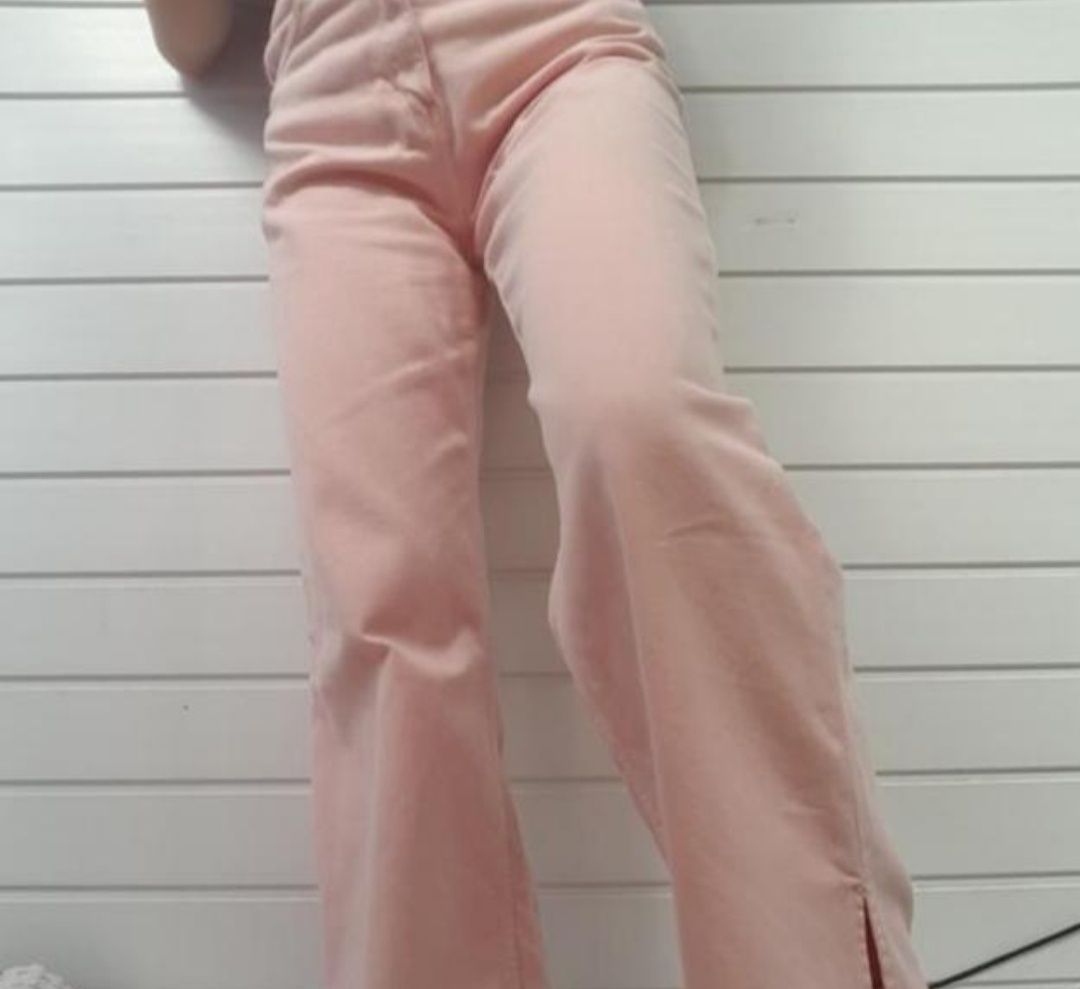 Рожеві пастельні широкі джинси з розрізами