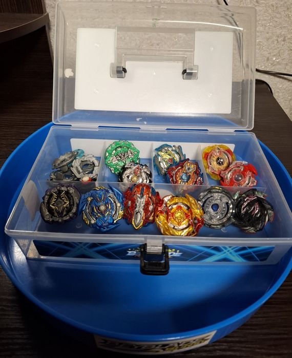 Продам набір бейблейдів з ареною та боксом