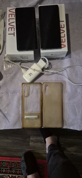 Телефон LG Velvet