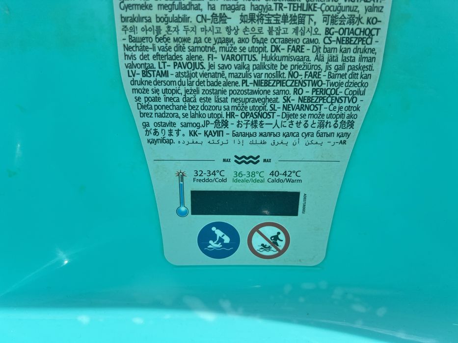 Banheira de bebê com termómetro embutido.