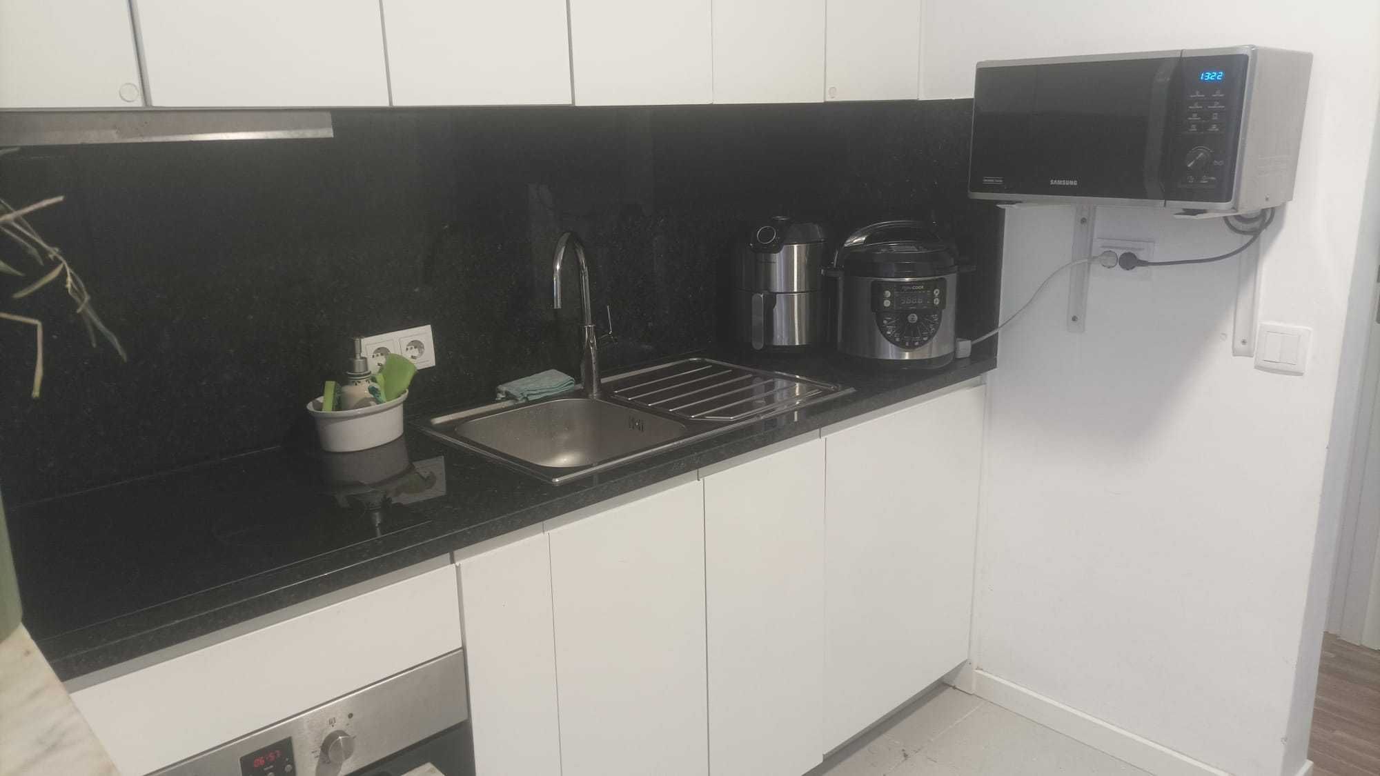 Quarto com cama de casal, individual em apto com ótima localização