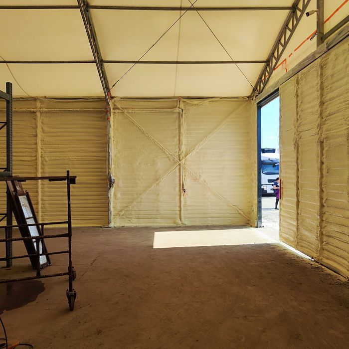 Izolowanie hal budynków gospodarczych Pianę PUR twardą