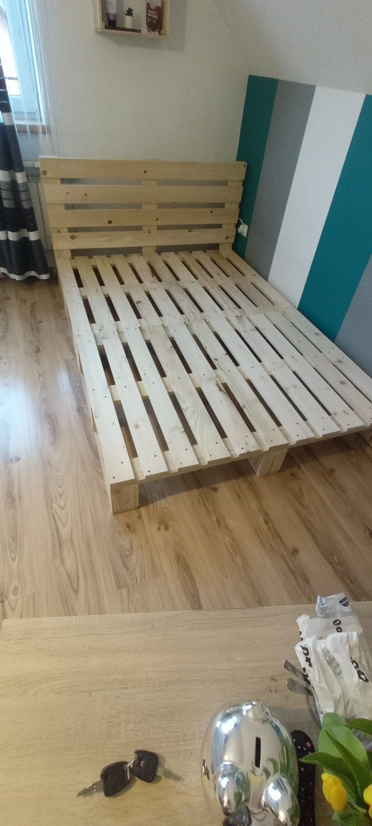 Łóżko z palet, podświetlane