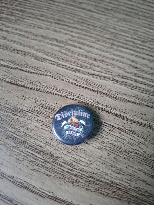 Okrągła przypinka Discipline