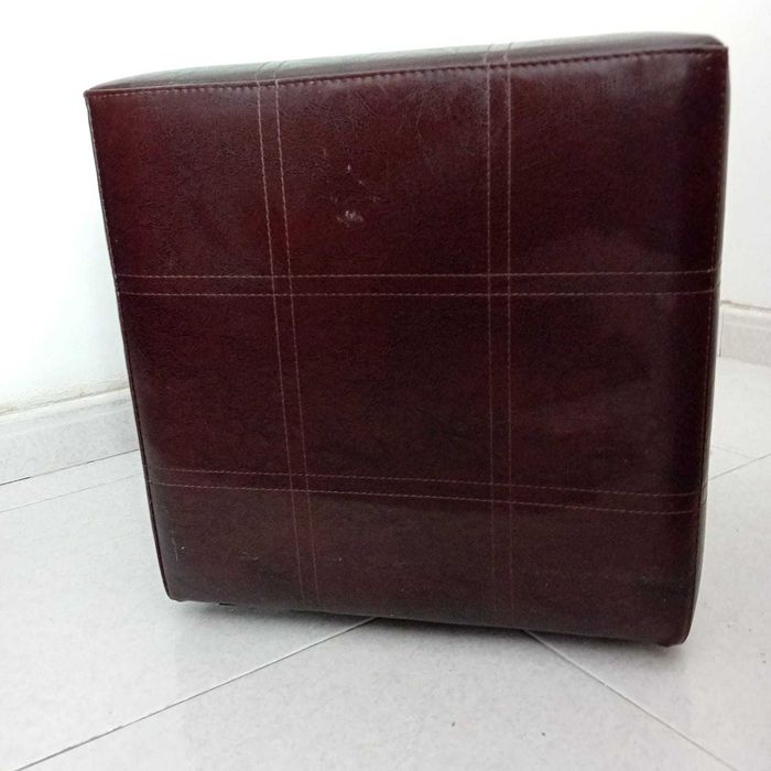 Mesa de centro com bancos em pele