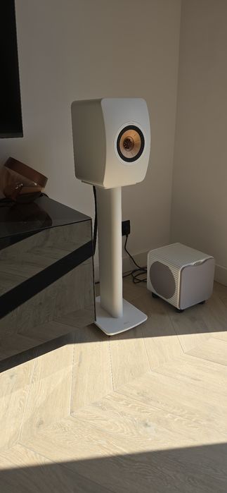 KEF LS50 Meta z oryginalnymi standami