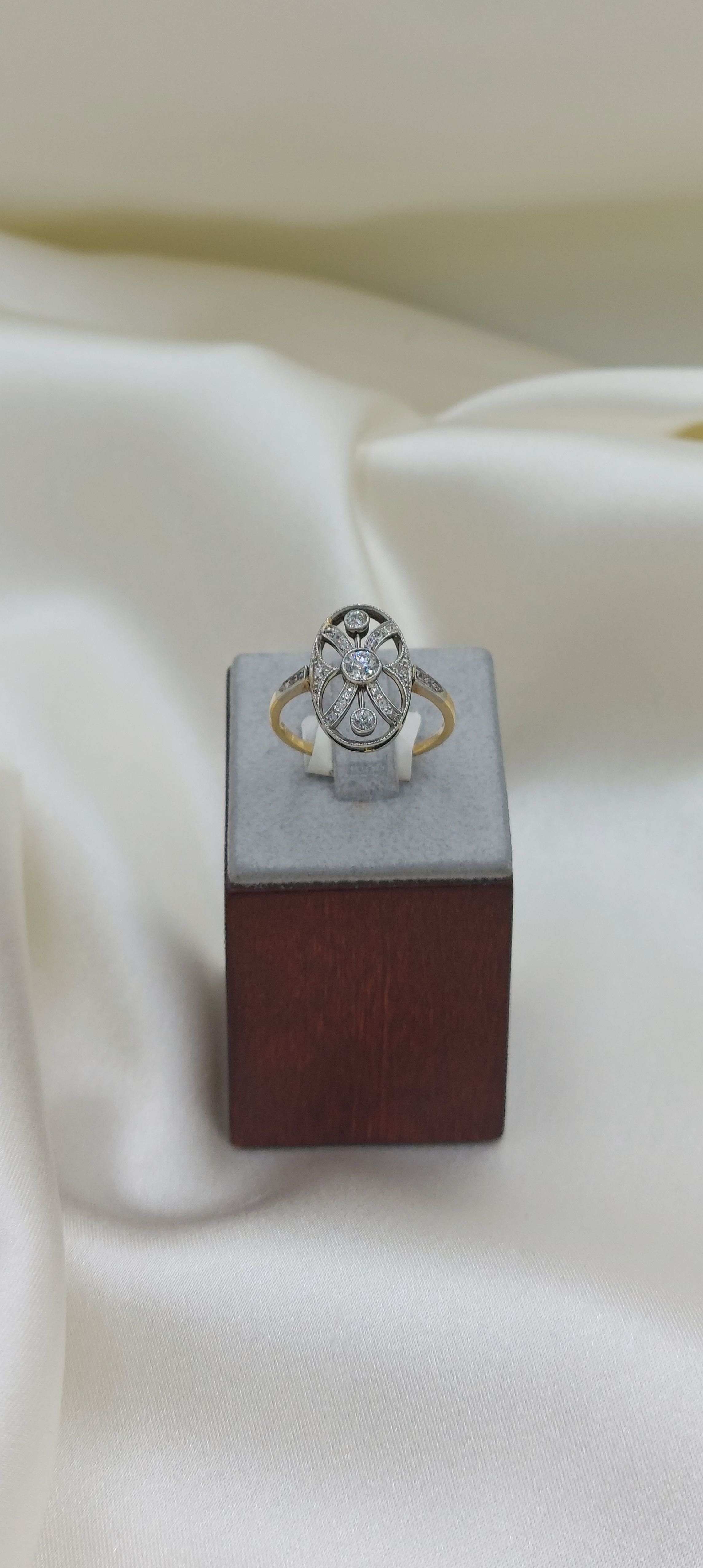 Złoty pierścionek Art Deco diamentami.
