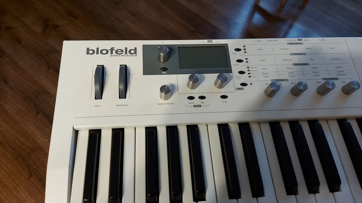 Syntezator WALDORF BLOFELD white keyboard