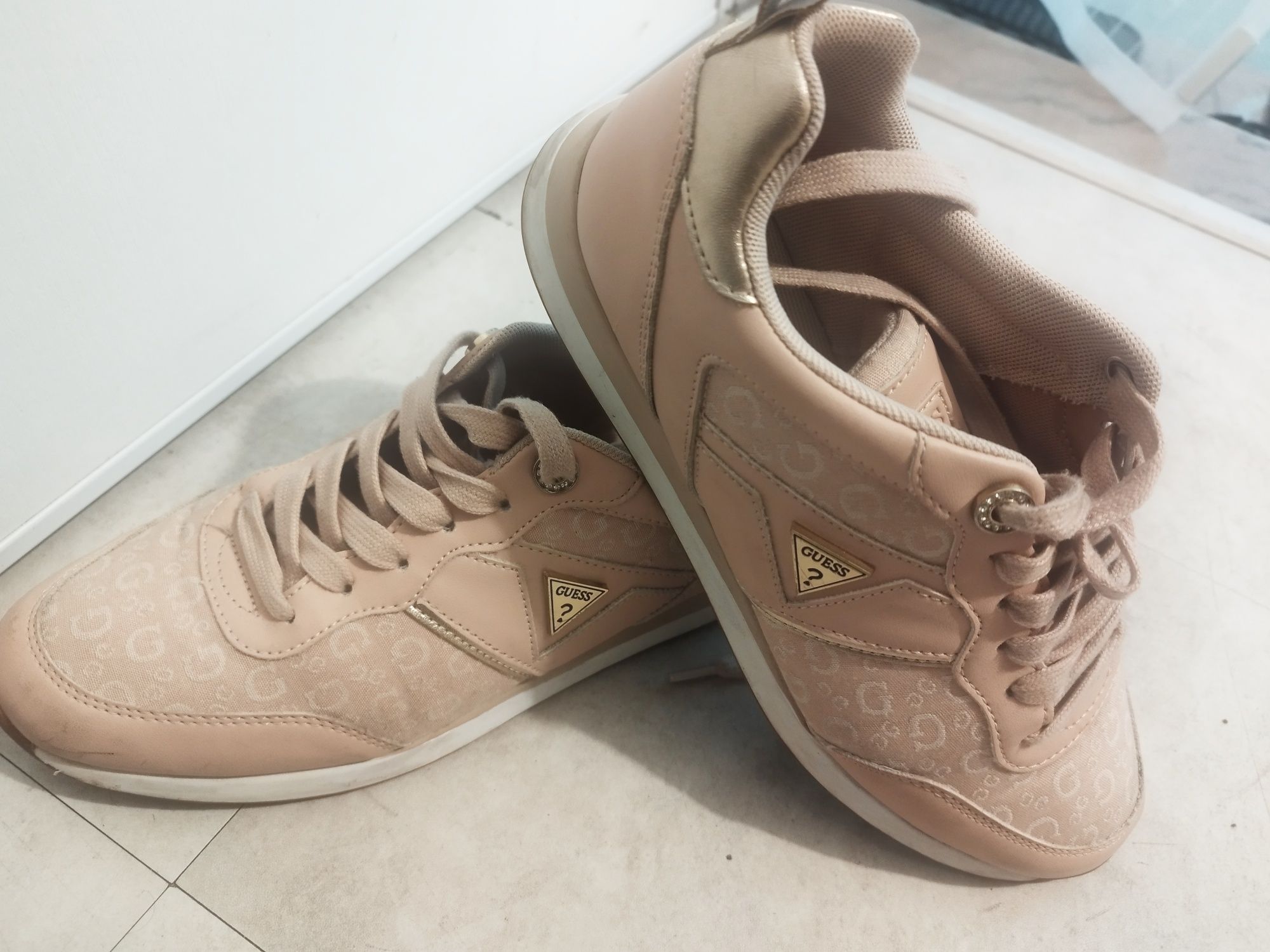Tênis da Guess rosa/dourado