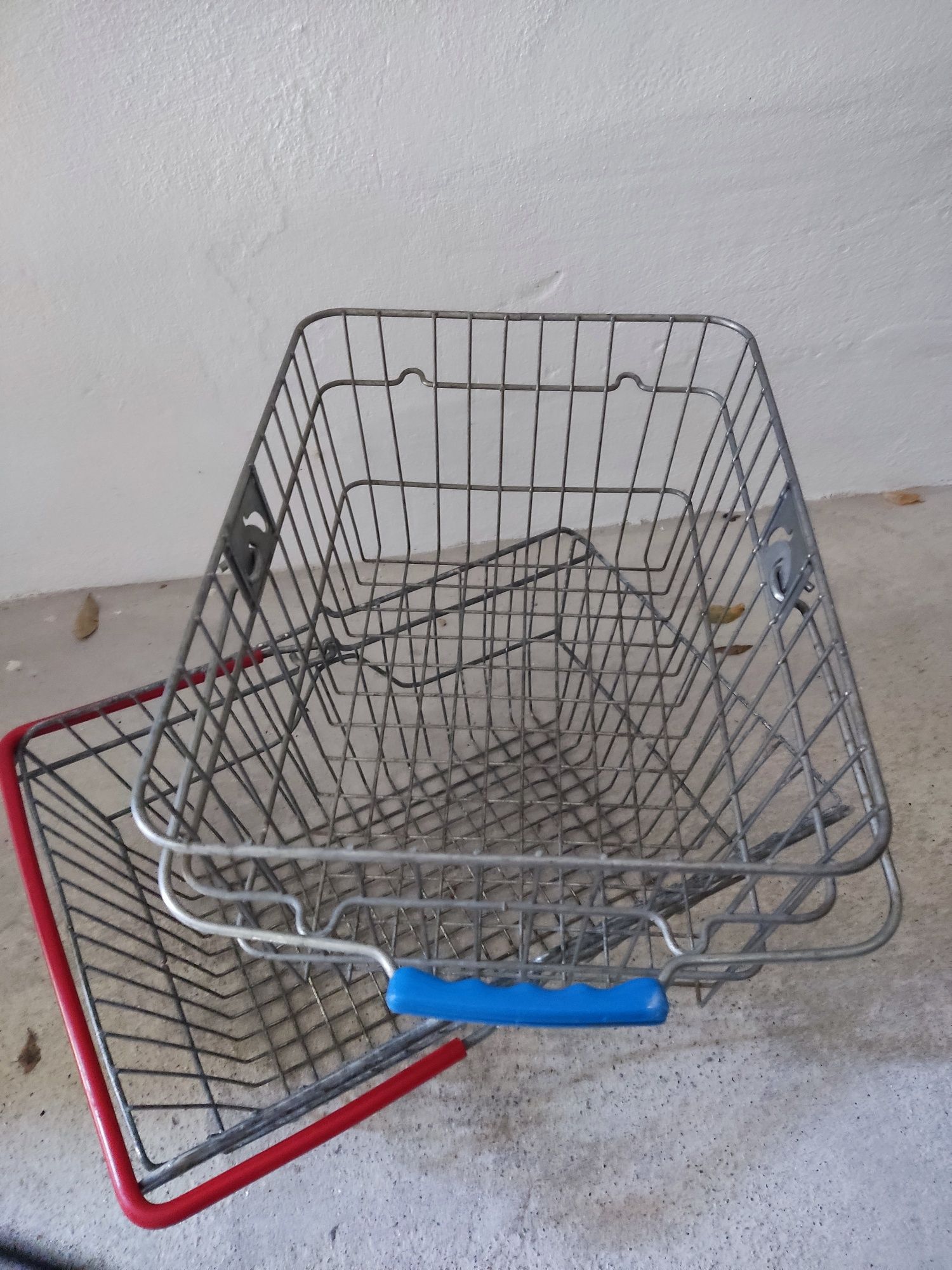 Cestos de metal com pega colorida Vintage