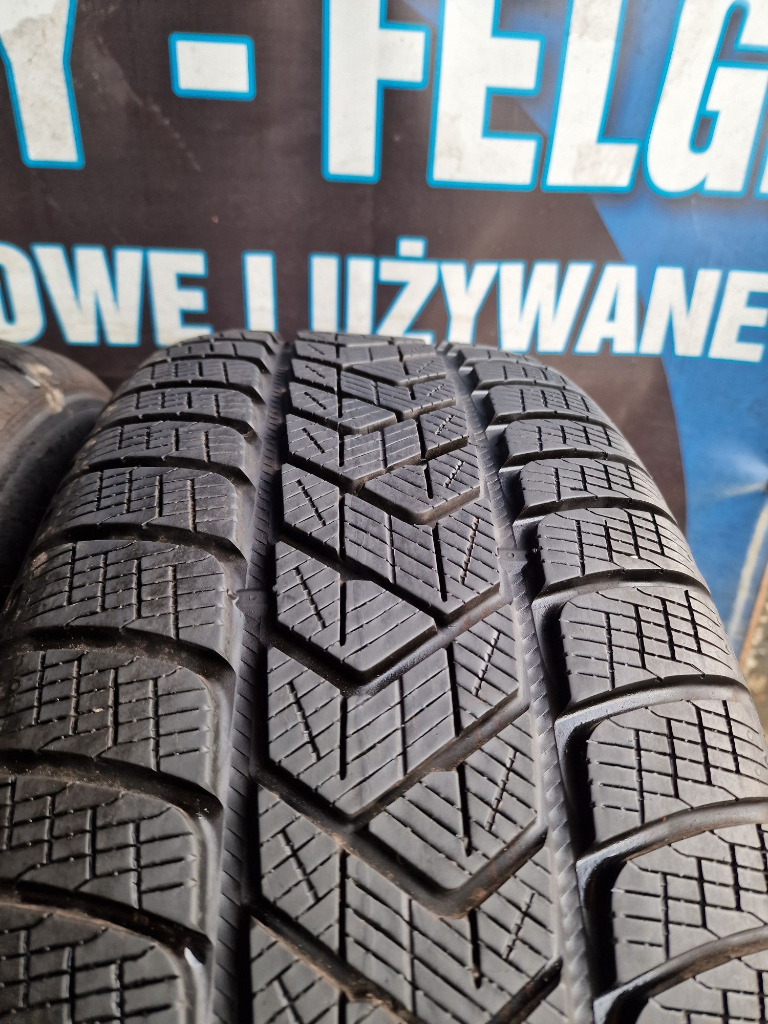 Opony zimowe 235/60/18 Pirelli Para 7.6mm 2022