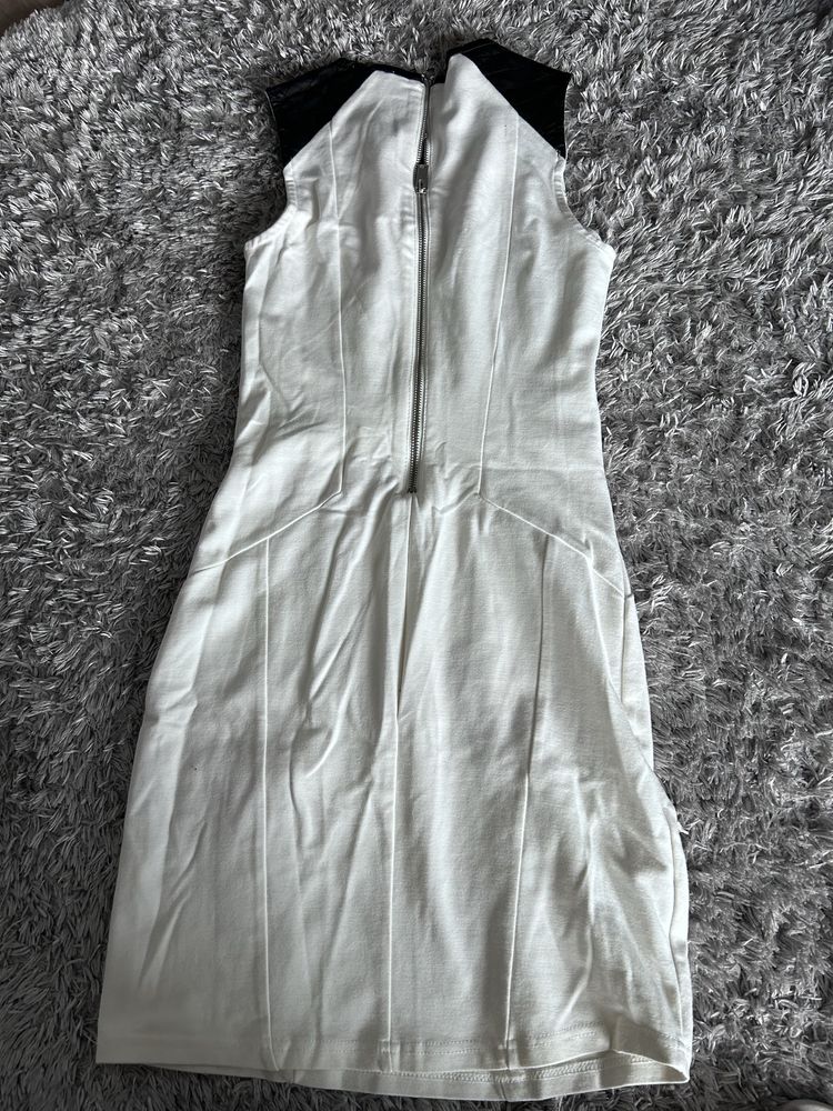 Biala obcisla sukienka 38 bershka