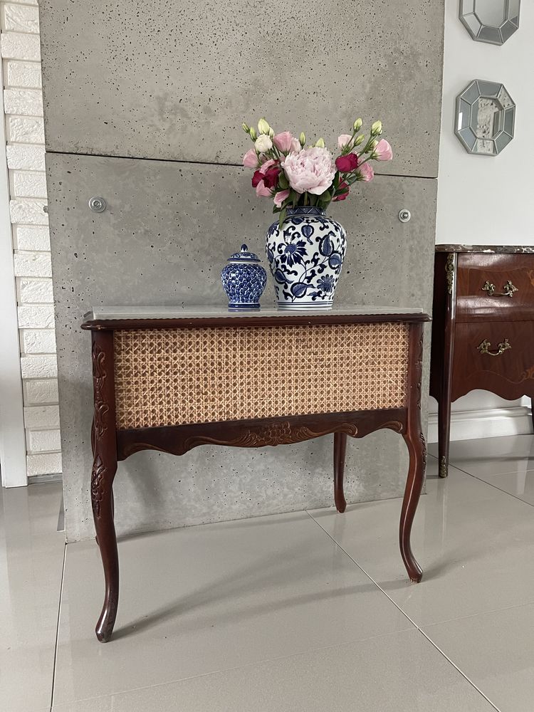 Stolik w stylu ludwik z plecionką rattanową vintage