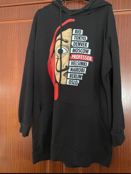 Vestido preto com uma estampagem da serie casa de papel