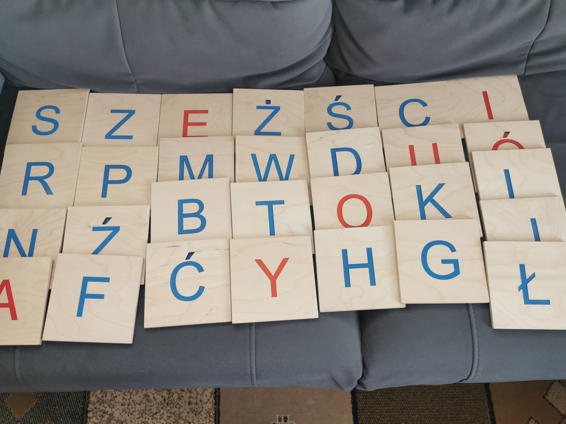 Litery rowkowane drukowane duże alfabet ruchomy Montessori