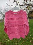 Różowy sweter o wyglądzie szydełkowej robótki H&M 98/104