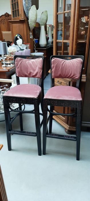 Masywne drewniane krzesła barowe-hokery