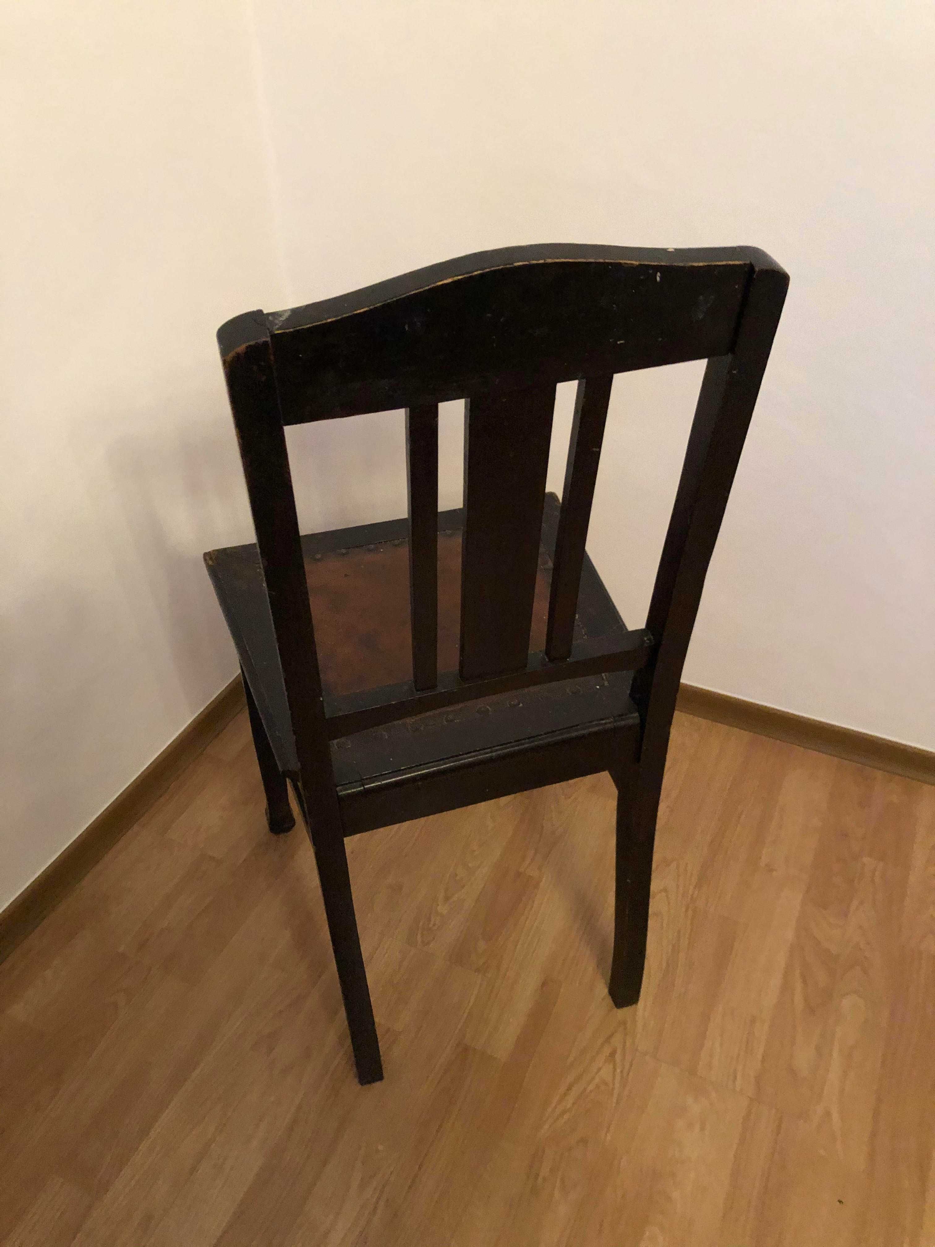 Stare, zabytkowe krzesło drewniane. Unikat