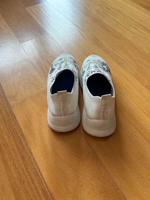 Ténis brancos com desenhos animais