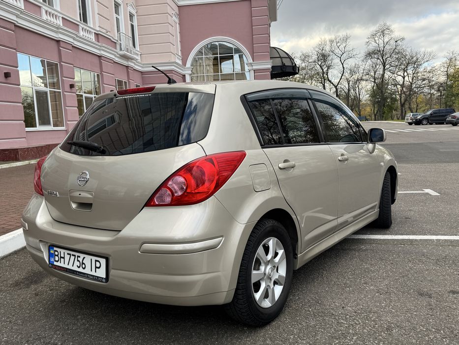 продам Nissan Tiida  2011 года 1.6 бензин