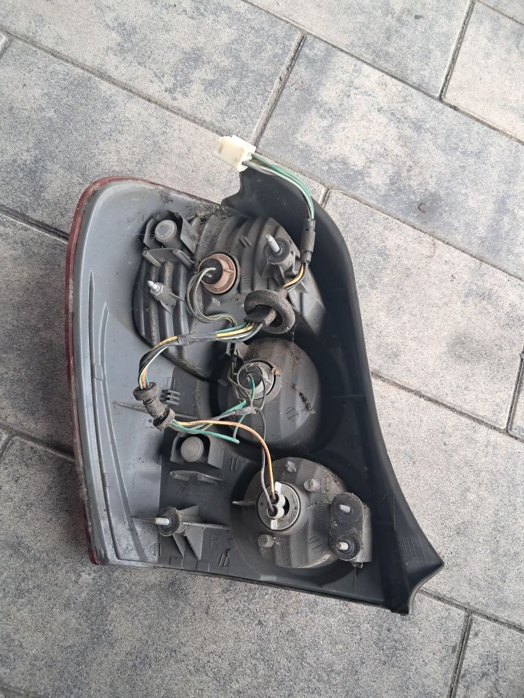 Lampa tył tylna prawa pasażera Mazda 323F Rok 2000 Benzyna 1.6 16v