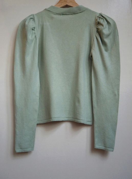 Cienki sweterek z  w pastelowym zielonym kolorze bufki  Stradivarius r