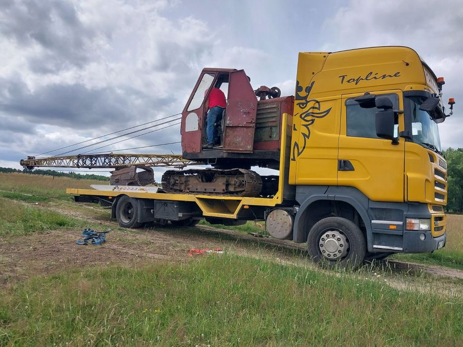 Transport maszyn rolniczych oraz budowlanych słomy i siana nisko podwo