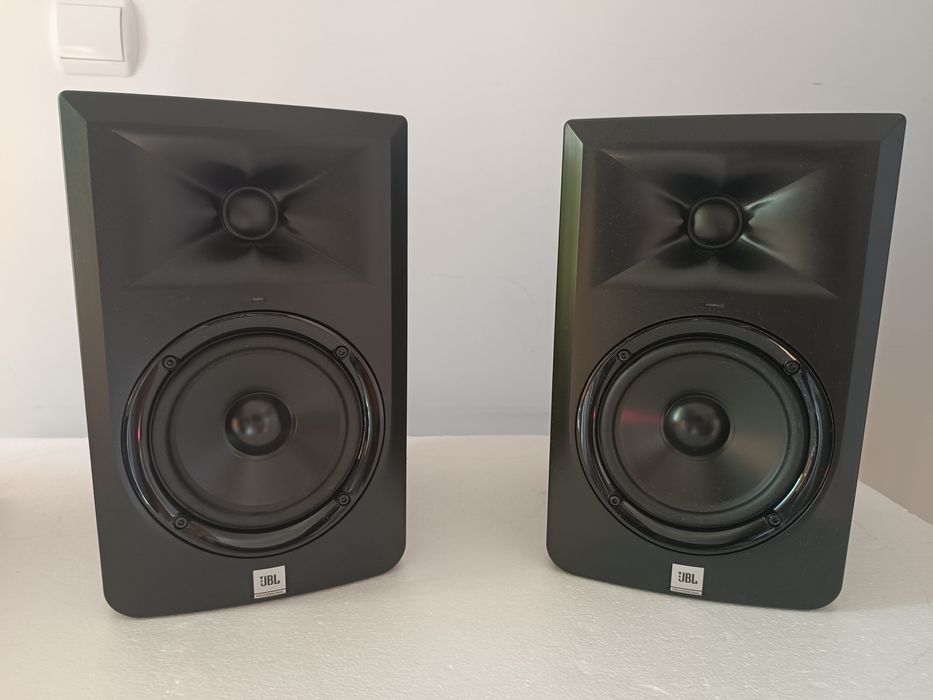 Monitores de Estúdio JBL LSR305 Linear Special Referente Bi-Amplified
