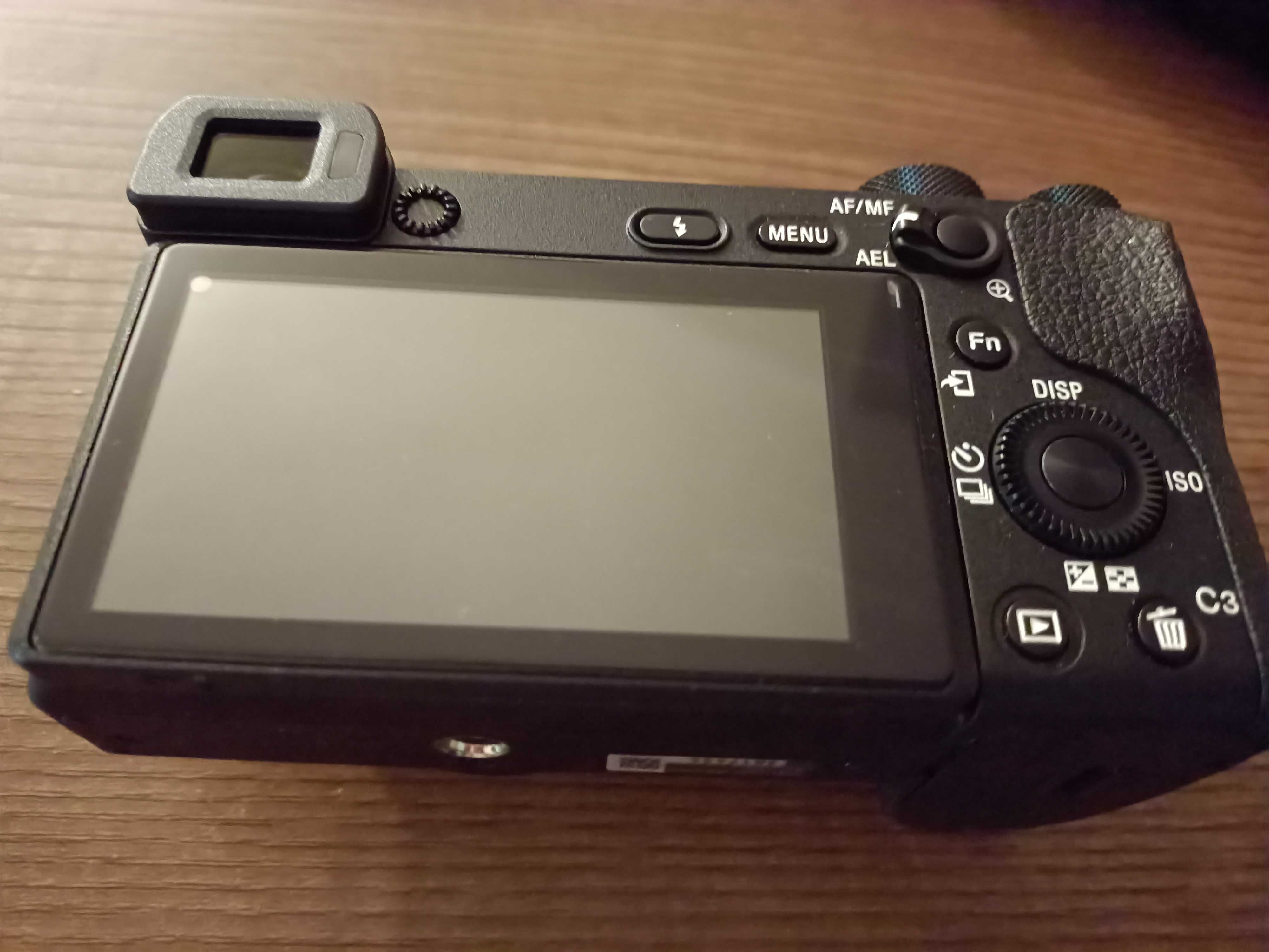 K' Sony a6300 + 2 baterie + Sony Zeiss 16-70 f4 - jak nowy
