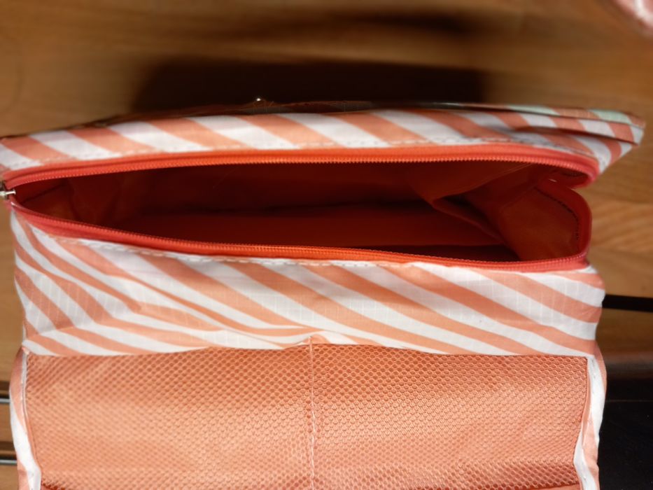 Damska różowa kosmetyczka podróżna paski z wieszaczkiem