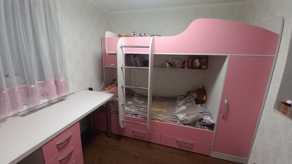 Комплект меблів для дитячої кімнати.