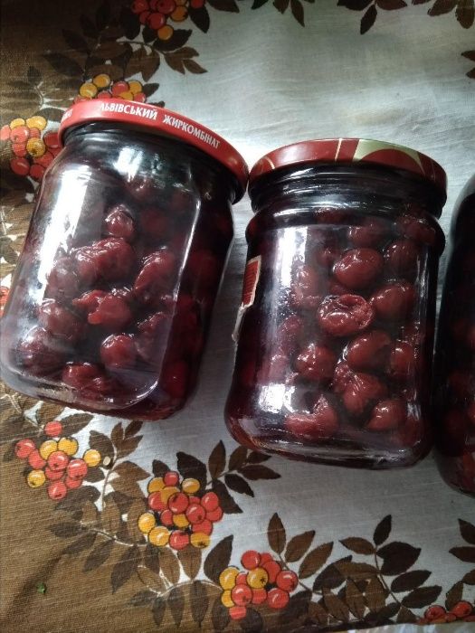 Вишня у власному соку і варення з вишень.
