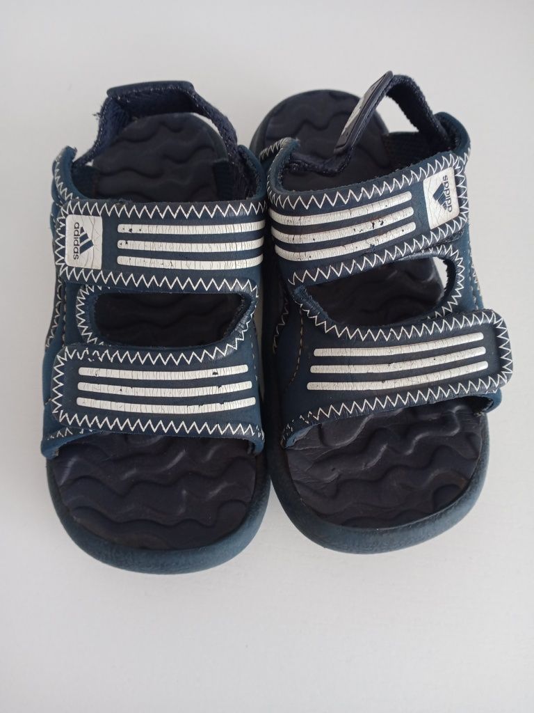 Sandały chłopięce Adidas rozmiar 25
Długość wewnątrz od palców do pi